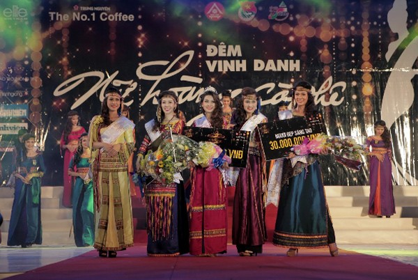 “Nữ hoàng cà phê năm 2013” sinh năm 1991, quê ở Vĩnh Long, hiện là sinh viên năm cuối Trường ĐH Quốc tế (ĐH Quốc gia TP. Hồ Chí Minh).